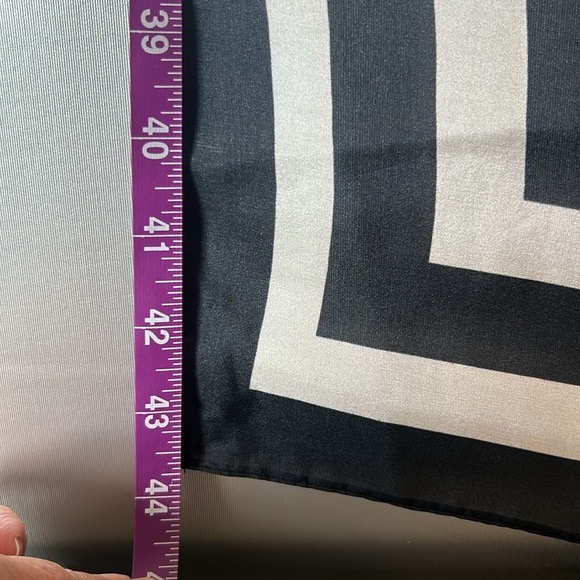 Clever carriage company  💯 silk scarf 46”x 46” nwot beautiful as a rose - Picture 6 of 15